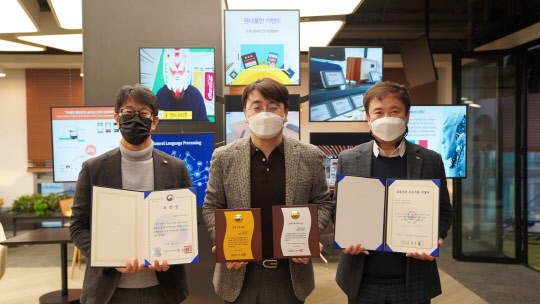 차인혁(가운데) CJ올리브네트웍스 대표와 백재민(왼쪽) CJ올리브네트웍스 경영지원담당 상무가 서울 용산구 본사에서 상장과 상패를 들고 기념 촬영하고 있다. CJ올리브네트웍스 제공